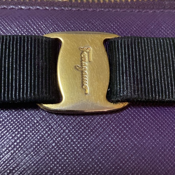 Gorgeous vintage Salvatore Ferragamo Miss Vara Bow zip wallet. - Picture 9 of 9